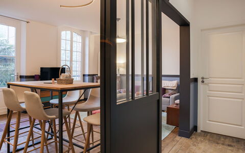 Dinard 189: Gebäude, Möbel, Fenster, Tabelle, Stuhl, Holz, Tür, Interior Design, Schatten