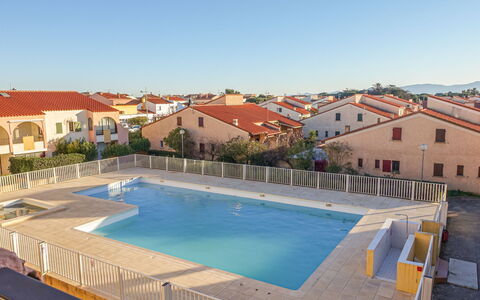 Les Patios du Barcarès: Wasser, Himmel, Eigentum, Gebäude, Pflanze, Fenster, Schwimmbad, Azurblau, Haus, Baum