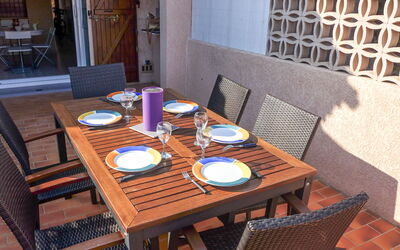 Le Barcarès 545: Tabelle, Möbel, Geschirr, Stuhl, Dishware, Gebäude, Holz, Textil, Interior Design, Teller