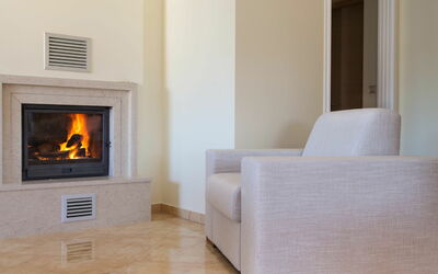 Grande Vista Ii 1.2: Eigentum, Couch, Komfort, Holz, Rechteck, Wohnzimmer, Holzofen, Flooring, Fussboden, Feuerstelle