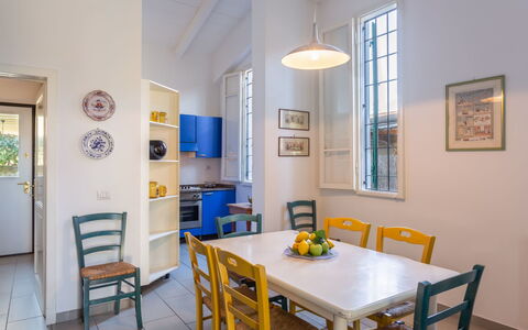 Anita: Zimmer, Eigentum, Esszimmer, Möbel, Gelb, Interior Design, Gebäude, Tabelle, Decke, Fussboden