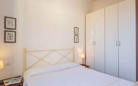 Anita: Schlafzimmer, Zimmer, Bett, Eigentum, Möbel, Bettdecke, Bettrahmen, Interior Design, Matratze, Bedding