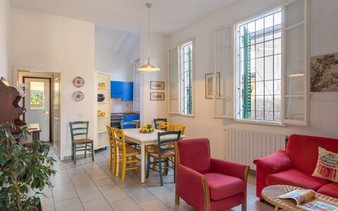 Anita: Zimmer, Eigentum, Wohnzimmer, Gebäude, Möbel, Interior Design, Haus, Gelb, Grundeigentum, Fussboden