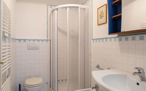 Anita: Badezimmer, Eigentum, Zimmer, Fliese, Interior Design, Grundeigentum, Die Architektur, Haus, Armatur, Gebäude