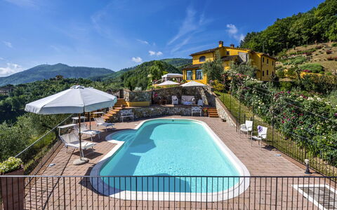 Villa Solaria: Schwimmbad, Eigentum, Resort, Grundeigentum, Estate, Gebäude, Urlaub, Ferienort, Haus, Freizeit