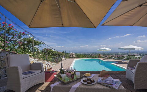 Villa Solaria: Eigentum, Himmel, Urlaub, Haus, Grundeigentum, Resort, Schatten, Zimmer, Schwimmbad, Zuhause