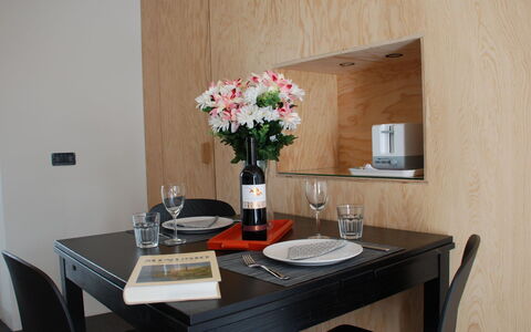 Rossella: Zimmer, Eigentum, Tabelle, Möbel, Interior Design, Kaffetisch, Haus, Gebäude, Grundeigentum, Esszimmer