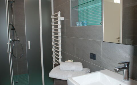 Rossella: Badezimmer, Zimmer, Fliese, Eigentum, Armatur, Zapfhahn, Wand, Glas, Die Architektur, Bad Zubehör