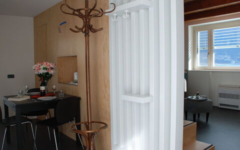 Rossella: Zimmer, Eigentum, Interior Design, Möbel, Fussboden, Fensterbehandlung, Wand, Gebäude, Vorhang, Haus