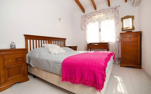 Nina Rose: Schlafzimmer, Bett, Möbel, Zimmer, Bettdecke, Eigentum, Bettrahmen, Bedding, Interior Design, Decke