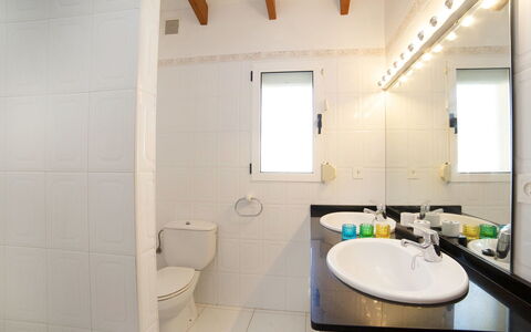 Nina Rose: Badezimmer, Eigentum, Zimmer, Interior Design, Sinken, Gebäude, Die Architektur, Fliese, Haus, Wand
