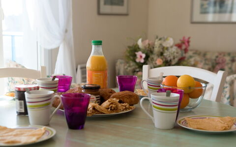 Hoédic: Essen, Tabelle, Geschirr, Möbel, Dishware, Tasse, Bilderrahmen, Orange, Flasche, Interior Design