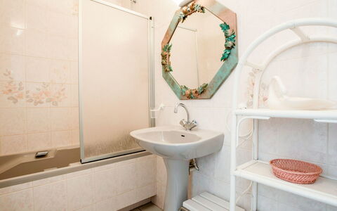Hoédic: Badezimmer, Zimmer, Eigentum, Fliese, Interior Design, Fussboden, Die Architektur, Möbel, Flooring, Sinken