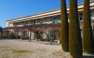 Eyragues 102: Eigentum, Die Architektur, Säule, Baum, Gebäude, Haus, Grundeigentum, Gras, Fassade, Pflanze