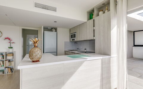 Fréjus 853: Eigentum, Zimmer, Interior Design, Decke, Fussboden, Möbel, Countertop, Haus, Gebäude, Die Architektur