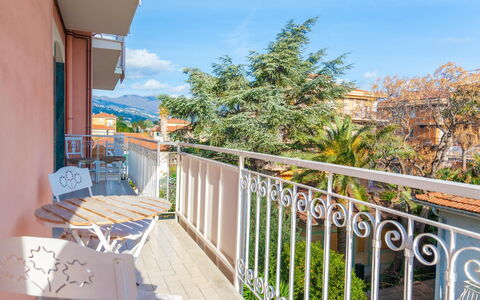 Eveten Apartments - Diano Marina: Wohnung, Balkon, Zimmerpflanze, Blumentopf, Zaun, Baluster, Geländer, Gartenmöbel