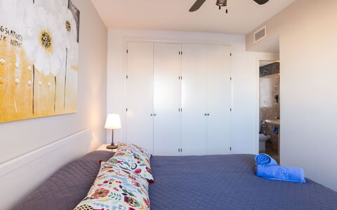 Reina Sofia Ii: Schlafzimmer, Zimmer, Bett, Eigentum, Möbel, Bettdecke, Interior Design, Bettrahmen, Decke, Gebäude