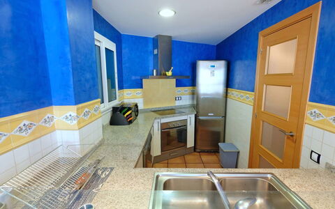 Playasol 1: Zimmer, Eigentum, Interior Design, Gebäude, Haus, Gelb, Grundeigentum, Möbel, Badezimmer, Fussboden