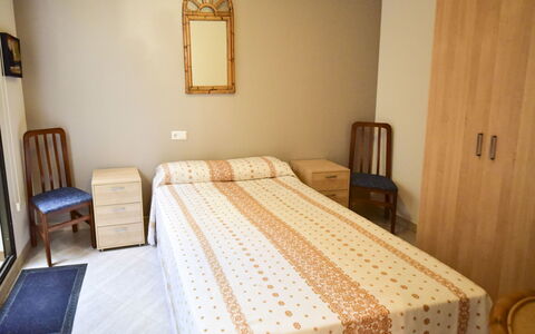 Caseta Blanqueta: Schlafzimmer, Zimmer, Möbel, Bett, Bettdecke, Eigentum, Bettrahmen, Matratze, Fussboden, Interior Design