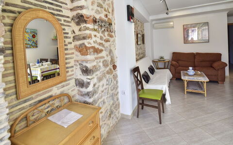Caseta Blanqueta: Möbel, Eigentum, Spiegel, Tabelle, Holz, Cabinetry, Wohnzimmer, Interior Design, Gelb, Stuhl