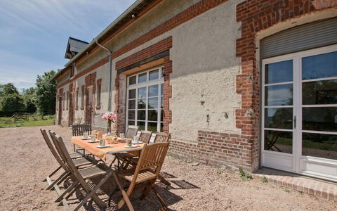 Les Écuries de Callenville: Himmel, Möbel, Fenster, Daytime, Eigentum, Tabelle, Gebäude, Holz, Die Architektur, Gartenmöbel