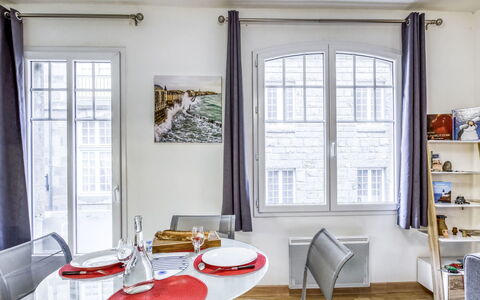 Asfeld: Tabelle, Möbel, Eigentum, Fenster, Gebäude, Geschirr, Dishware, Holz, Stuhl