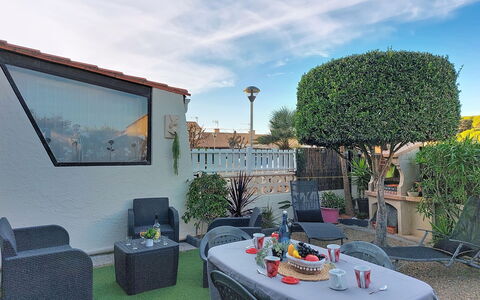 Les Amandines: Möbel, Wohngebiet, Zuhause, Blumentopf, Garten, Balkon, Zimmerpflanze, Gartenmöbel, Hof