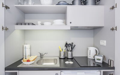 Camping Galeb 200.1: Zimmer, Weiss, Regale, Dishware, Servierware, Spüle, Küche, Regal, Armatur