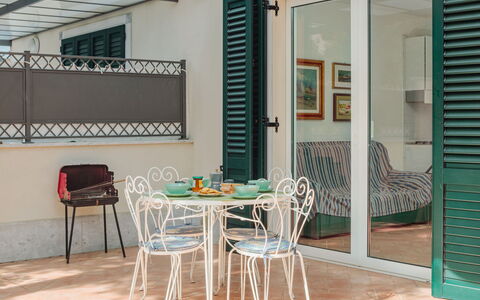 Marina Pietrasanta 255: Möbel, Tabelle, Stuhl, Blumentopf, Gebäude, Fenster, Zimmerpflanze, Schatten, Pflanze, Interior Design