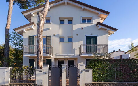 Marina Pietrasanta 255: Himmel, Pflanze, Gebäude, Fenster, Haus, Baum, Tür, Hütte, Wohngebiet, Fassade