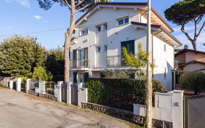 Marina Pietrasanta 255: Himmel, Pflanze, Gebäude, Eigentum, Fenster, Baum, Die Architektur, Haus, Grundstueck, Urban Design