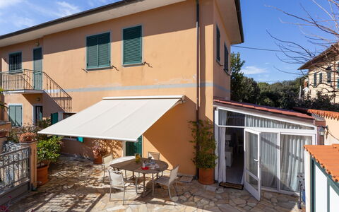 Stella Marina: Pflanze, Himmel, Gebäude, Eigentum, Fenster, Blumentopf, Wolke, Schatten, Baum, Haus