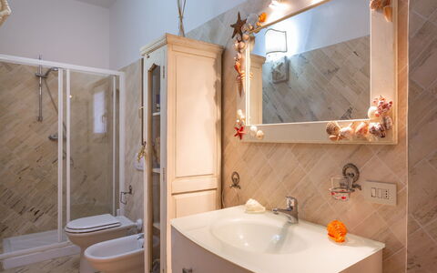 Stella Marina: Badezimmer, Zimmer, Eigentum, Haus, Interior Design, Grundeigentum, Badewanne, Gebäude, Badezimmerschrank, Fliese