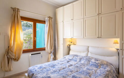 Stella Marina: Schlafzimmer, Möbel, Bett, Zimmer, Eigentum, Bettdecke, Bedding, Interior Design, Bettrahmen, Matratze