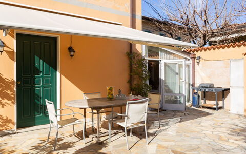 Stella Marina: Eigentum, Haus, Gebäude, Zuhause, Grundeigentum, Gelb, Zimmer, Wohngebiet, Wand, Terrasse