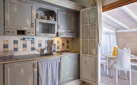 Stella Marina: Countertop, Zimmer, Cabinetry, Möbel, Eigentum, Küche, Interior Design, Gebäude, Gelb, Decke