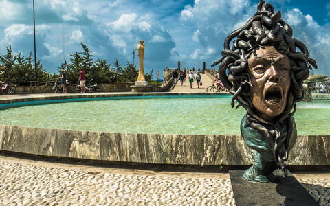 Stella Marina: Wasser, Statue, Wahrzeichen, Himmel, Skulptur, Monument, Wolke, Baum, Tourismus, Brunnen