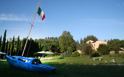 Agriturismo Girasole: Himmel, Boot, Flagge, Wassertransport, Fahrzeug, Baum, Watercraft, Fluss, Landschaft, See