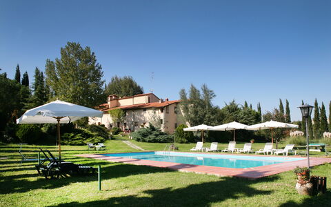 Agriturismo Girasole: Schwimmbad, Resort, Eigentum, Freizeit, Schatten, Freizeitzentrum, Grundeigentum, Gebäude, Estate, Haus