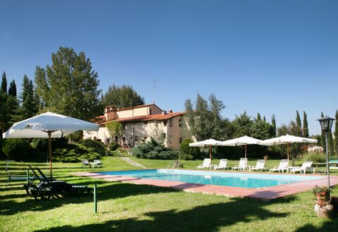 Agriturismo Girasole: Schwimmbad, Resort, Eigentum, Freizeit, Schatten, Freizeitzentrum, Grundeigentum, Gebäude, Estate, Haus