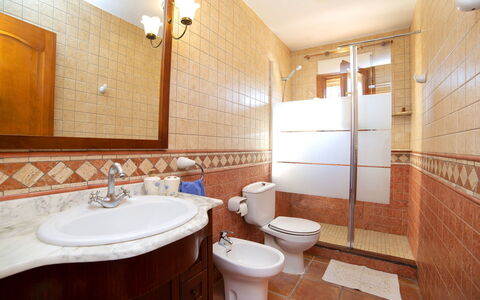 Vicent: Badezimmer, Zimmer, Eigentum, Interior Design, Gebäude, Grundeigentum, Fussboden, Armatur, Haus, Die Architektur