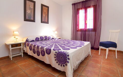 Vicent: Schlafzimmer, Zimmer, Bett, Möbel, Eigentum, Fussboden, Bettrahmen, Bettdecke, Interior Design, Lila