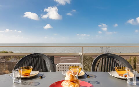 La Grande Côte: Frühstück, Mahlzeit, Himmel, Urlaub, Eigentum, Brunch, Tabelle, Essen, Restaurant, Zimmer