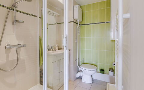 Le Clos des Lavandes: Badezimmer, Eigentum, Zimmer, Armatur, Brausenstange, Duschtür, Die Architektur, Dusche, Fliese, Grundeigentum