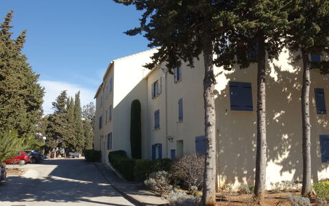 Le Clos des Lavandes: Pflanze, Gebäude, Himmel, Fenster, Baum, Strassenbelag, Wolke, Nachbarschaft, Gehölz, Fassade