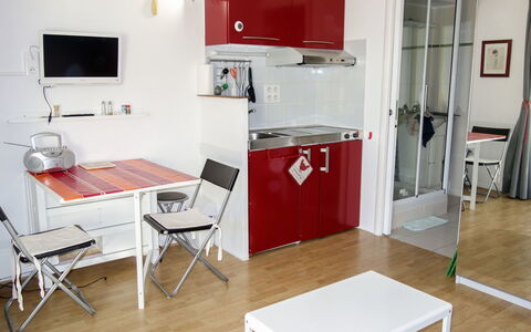 Le Clos des Lavandes: Zimmer, Möbel, Eigentum, Rot, Interior Design, Fussboden, Gebäude, Tabelle, Küche, Major Appliance