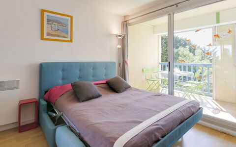 Le Clos des Lavandes: Schlafzimmer, Bett, Möbel, Zimmer, Eigentum, Bettdecke, Bedding, Bettrahmen, Matratze, Interior Design