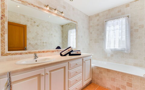 Hameau du Brost: Eigentum, Zimmer, Badezimmer, Fliese, Möbel, Interior Design, Fussboden, Wand, Decke, Gebäude