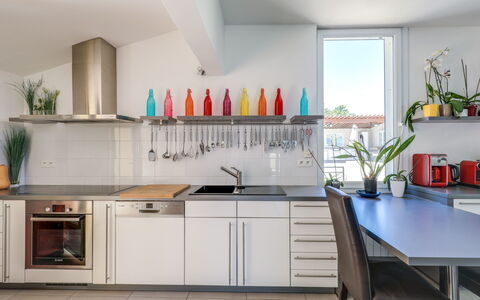 Les Toscanes: Cabinetry, Eigentum, Countertop, Möbel, Flasche, Produkt, Pflanze, Küche, Holz, Zimmerpflanze