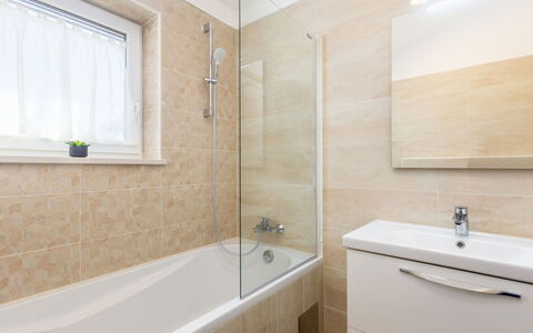 Roko: Badewanne, Armatur, Eigentum, Zapfhahn, Pflanze, Badezimmer, Gebäude, Fenster, Dusche